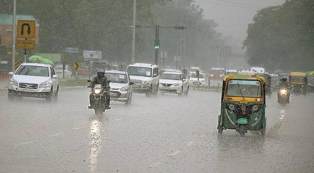 यूपी: बारिश के कारण आगरा, कानपुर, मेरठ, लखनऊ में सभी स्कूल बंद